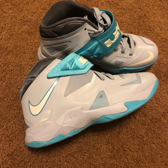 LeBron James shoes - Picture 3 of 4